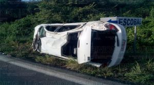 Se salvan de morir en una volcadura