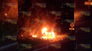 Encuentran taxi en llamas Taxi Envuelto Llamas