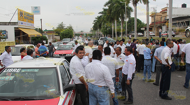 Taxistas aún no se regularizan Taxistas aún no