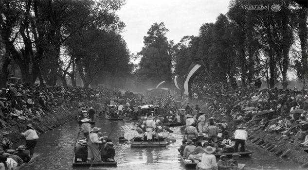 Foto Del Día Trajineras en un canal de Xochimilco