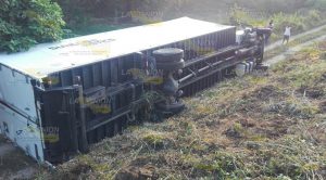 Vuelva tráiler a un barranco y casi aplasta a una camioneta Tráiler Vuelca Barranco