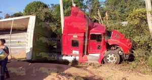 Tráiler vuelca y tira 40 de Trigo