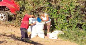 Tráiler vuelca y tira 40 de Trigo
