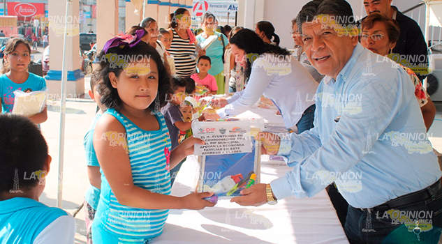 Apoya niños con útiles escolares UTILESESCOLARES