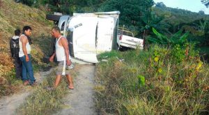 Vuelva tráiler a un barranco y casi aplasta a una camioneta Tráiler Vuelca Barranco