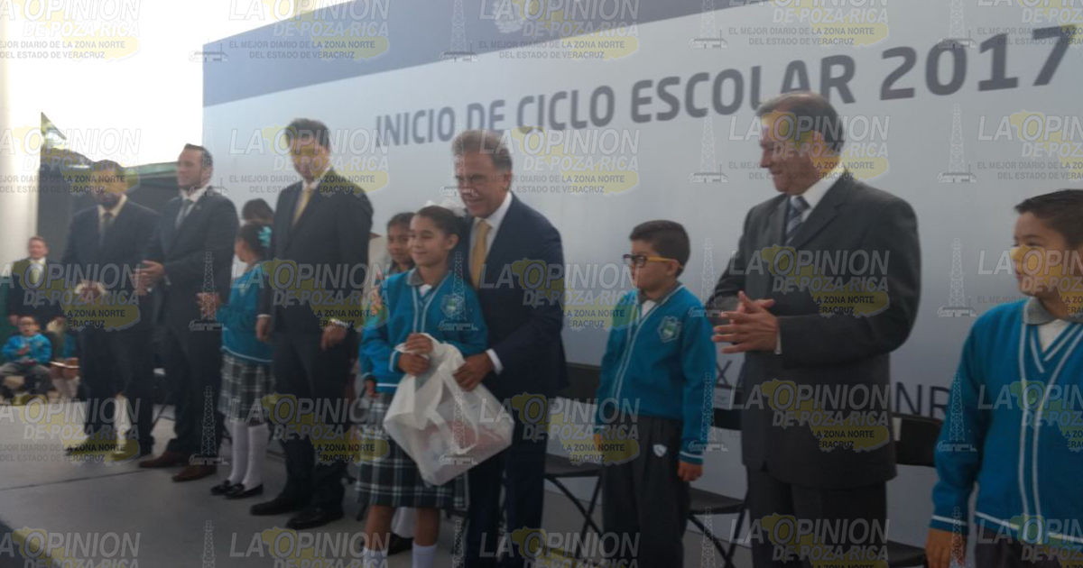 Yunes Linares realiza el inicio del ciclo escolar 2017-18 Xalapa. En la escuela