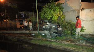 ¡Destrozó poste en la pozo trece!