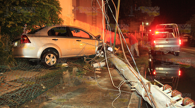¡Destrozó poste en la pozo trece! accidentepozotrece1