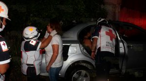 ¡Destrozó poste en la pozo trece!