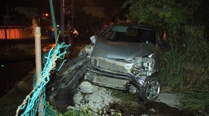 ¡Destrozó poste en la pozo trece!