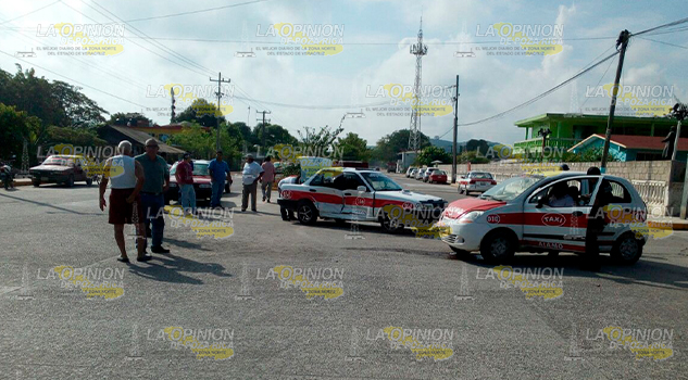 Fuerte accidente entre dos taxis