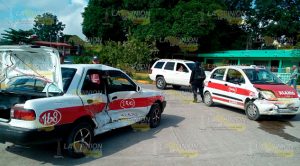 Fuerte accidente entre dos taxis