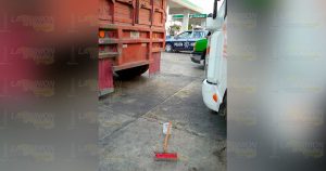 Tráiler aplasta a limpiaparabrisas al echarse de reversa