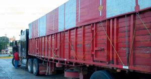 Tráiler aplasta a limpiaparabrisas al echarse de reversa