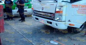 Tráiler aplasta a limpiaparabrisas al echarse de reversa