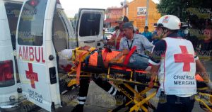 Tráiler aplasta a limpiaparabrisas al echarse de reversa