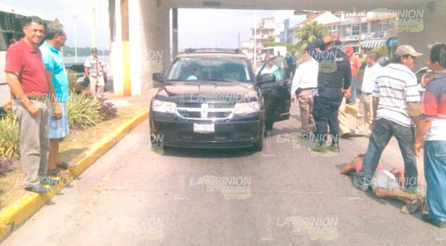Camioneta embiste a mujer a gran velocidad