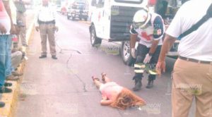Camioneta embiste a mujer a gran velocidad