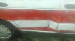 Automóvil se impacta contra camión de materiales