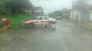 Automóvil se impacta contra camión de materiales