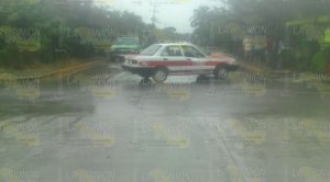 Automóvil se impacta contra camión de materiales