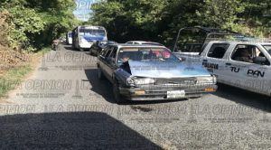 ¡Estrella auto en microbús!