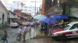 Pertinaz lluvia afecta a comerciantes en Chicontepec