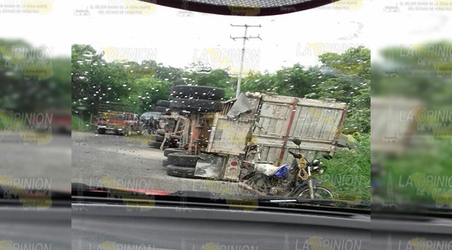 Vuelca camión sobre la carretera