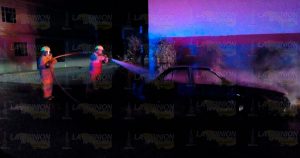 VIDEO: Sujetos incendian un taxi en calle Pozo 174