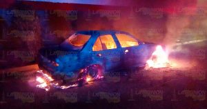 VIDEO: Sujetos incendian un taxi en calle Pozo 174