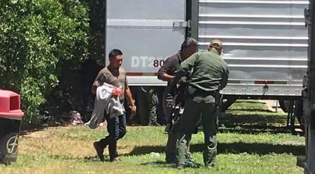 Encuentran 17 inmigrantes en contenedor de camión en Texas