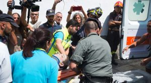 Rescatan vivos a tres niños bajo escombros tras temblor en isla italiana italia