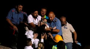 Rescatan vivos a tres niños bajo escombros tras temblor en isla italiana