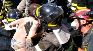 Rescatan vivos a tres niños bajo escombros tras temblor en isla italiana