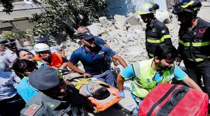 Rescatan vivos a tres niños bajo escombros tras temblor en isla italiana