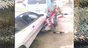 ¡Mujer estrella camioneta en vehículos estacionados! jovencitaabusada