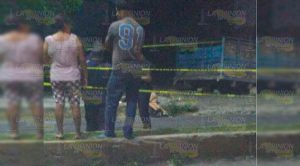 ¡Acribillan a una mujer!