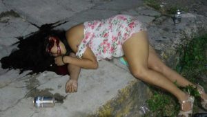 ¡Acribillan a una mujer!
