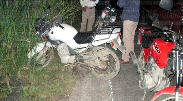 Un joven derrapa en su motocicleta