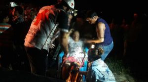 ¡Mujer lesionada en sangriento choque!