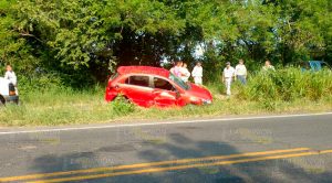 Los saca un trailer de la carretera