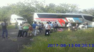 Autobús choca contra trailer