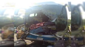 Autobús choca contra trailer