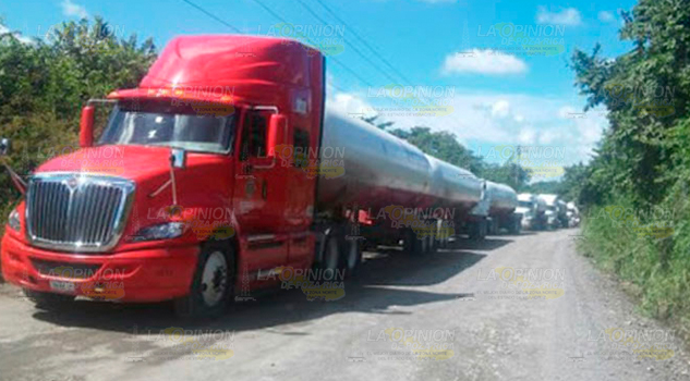 Destrozan pipas la carretera