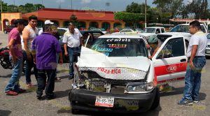 Pasajera herida tras fuerte colisión frente al gimnasio