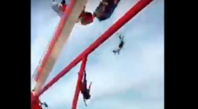 Una mujer y dos niños salen volando de juego mecánico en una feria en Puebla (VIDEO)