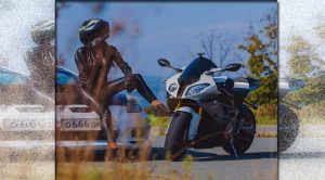 Muere la sensual ‘reina de las motocicletas’ en trágico accidente