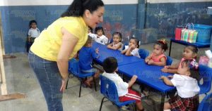Jardín de niños toman clases en la biblioteca municipal
