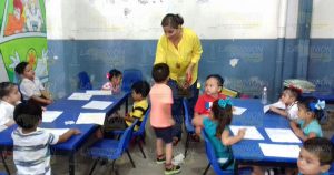 Jardín de niños toman clases en la biblioteca municipal
