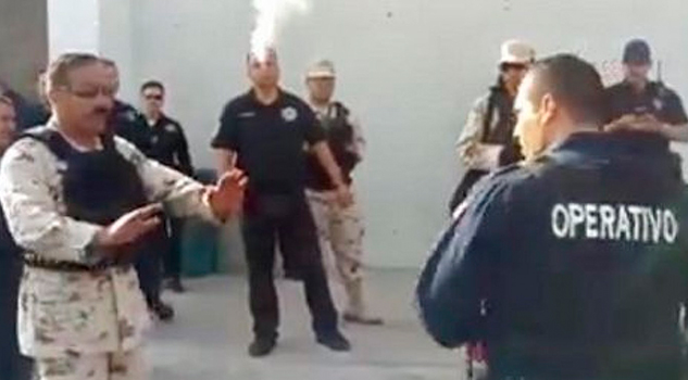 Vídeo: Militares se enfrentan verbalmente a policías por revisión de armamento